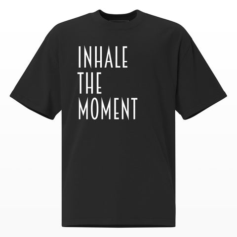 Parte delantera de la T-Shirt Exhale The Past, arte originalmente pintado a mano en la corriente del Art Noveau, óleo sobre tela, algodón 100% premium, estilo oversize, color negro, producción sostenible, streetwear mexicano, envío rápido. Emprendimiento Mexicano. Streetwear Mexicano. Diseño Aesthetic. Diseño Retro