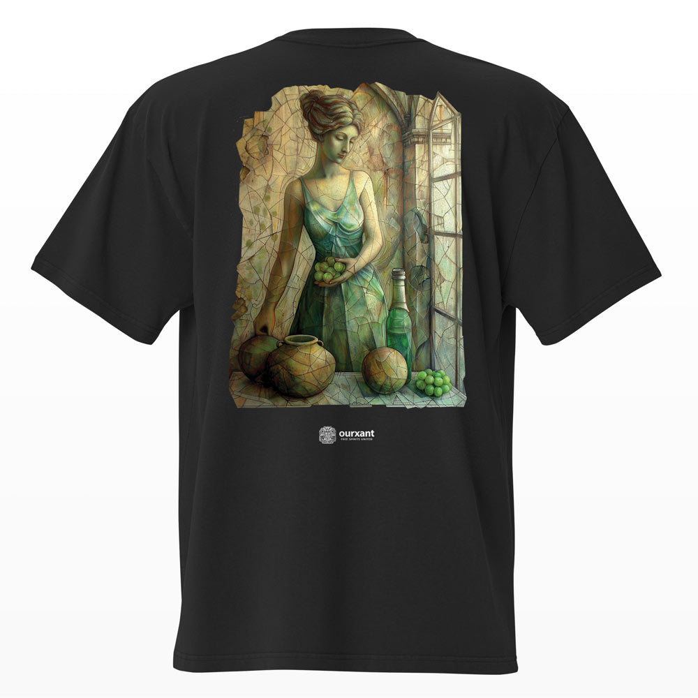 Parte trasera de la T-Shirt Wine O'Clock, Arte Original Art Noveau de una mujer preparando vino tradicionalmente, algodón 100% premium, estilo oversize, color negro, producción sostenible, streetwear mexicano, envío rápido. Diseño Aesthetic. Arte Retro 