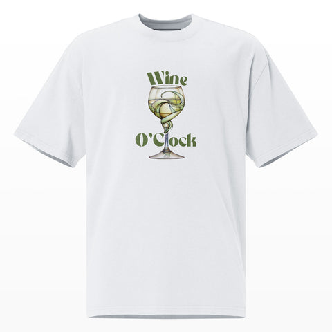 Parte delantera de la T-Shirt Wine O'Clock, Arte Original Art Noveau de una copa de vino blanco, algodón 100% premium, estilo oversize, color blanco, producción sostenible, streetwear mexicano, envío rápido. Diseño Aesthetic. Arte Retro 