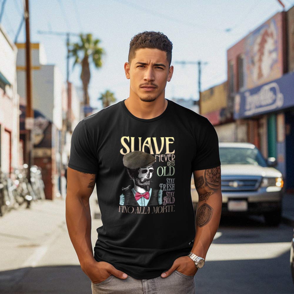 Hombre usando la camiseta Ourxant modelo Suave con diseño de calavera hipster. Texto: 'Suave, never gets old. Stay Fresh, Stay Bold. Fino alla morte