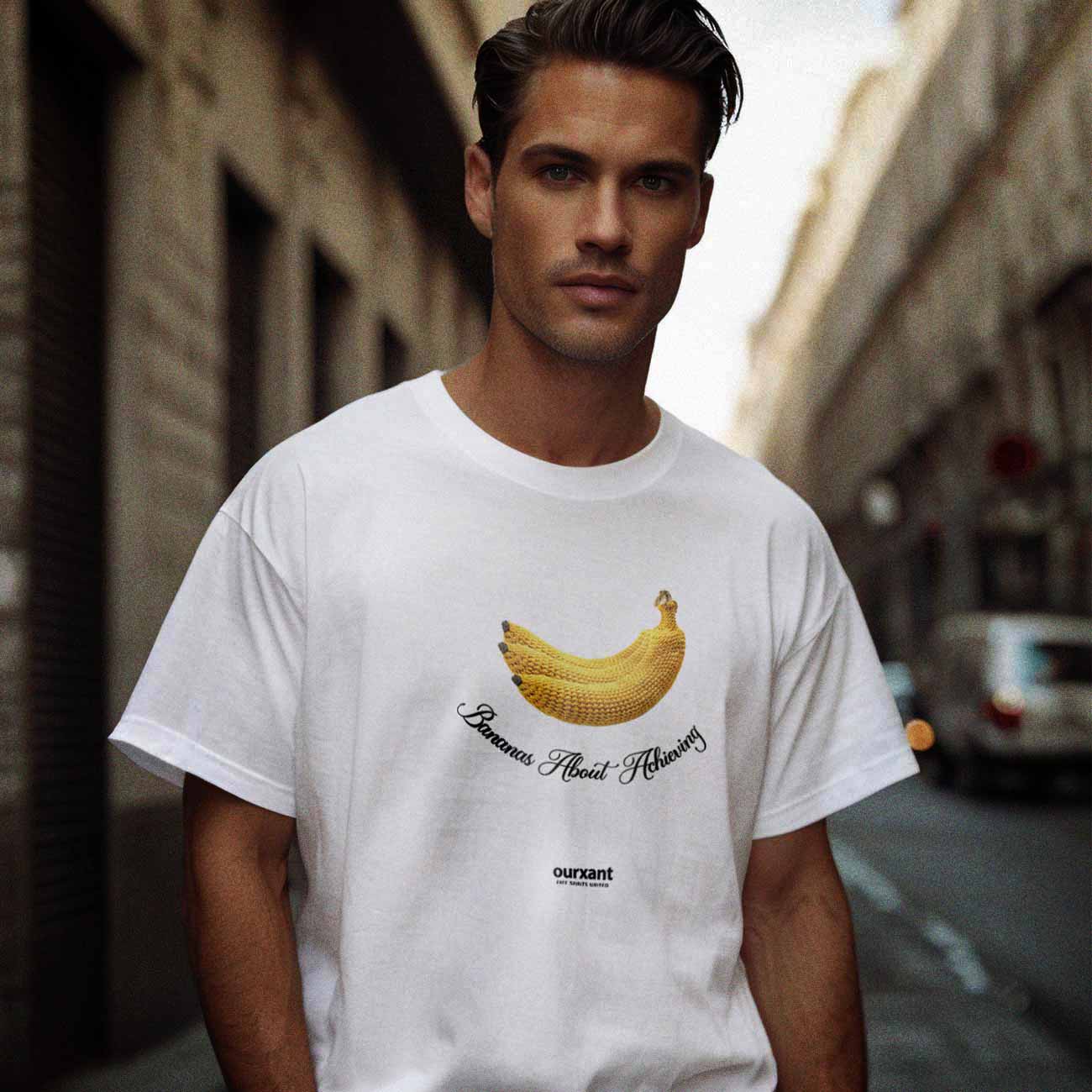  Modelo usando  la T-Shirt Bananas A-peel, algodón premium, estilo oversize, color blanco, streetwear con arte mexicano