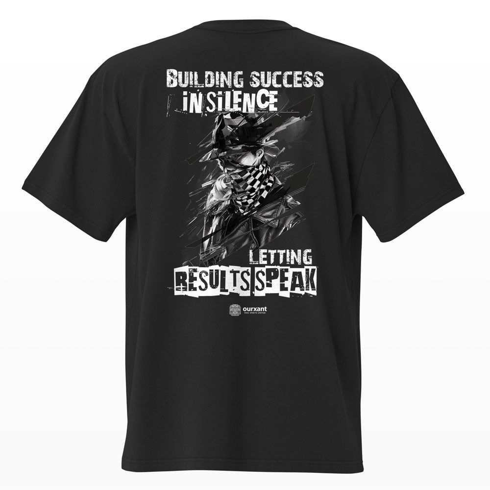 Parte trasera de la T-Shirt Success in Silence, arte original hecho en Tinta China, algodón 100% premium, estilo oversize, color negro, producción sostenible, streetwear mexicano, envío rápido. Emprendimiento Mexicano. Streetwear Mexicano. StreetArt.