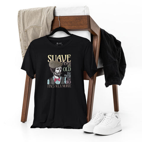 Lookbook de la camiseta Ourxant modelo Suave con diseño de calavera hipster. Texto: 'Suave, never gets old. Stay Fresh, Stay Bold. Fino alla morte