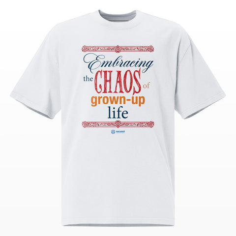 T-Shirt Chaos Life con diseño frontal de vida caótica, estilo oversize, color blanco, streetwear con arte mexicano